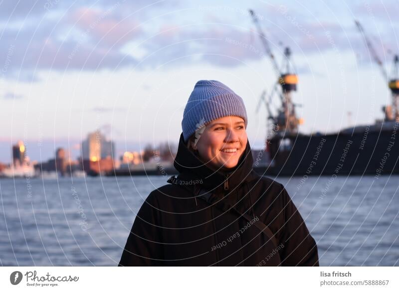 LACHENDE FRAU - ABENDSONNE - HAMBURG Frau Winter Mütze winterjacke kalt Hamburg Elbe Sightseeing Elbphilharmonie Hafen Hafenstadt Sehenswürdigkeit Wahrzeichen