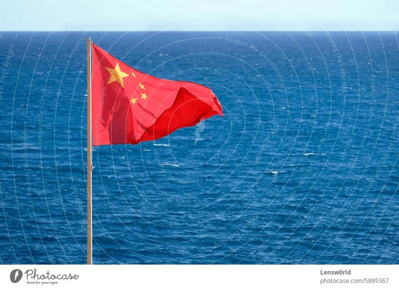 Chinesische Nationalflagge an der Küste in der Nähe des Meeres Asien Transparente blau China nationalflagge von china chinesische Flagge Konflikt Land Fahne
