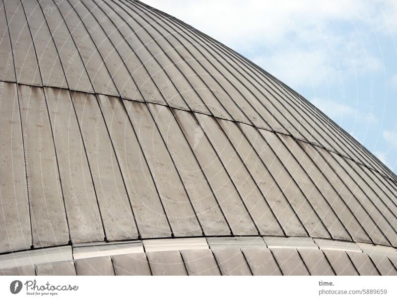 Silberstreifen mit Himmel Dach Architektur Schutz Sicherheit Gebäude Streifen Überlappung alt historisch Wetterschäden Bauwerk Fassade Konstruktion grau Linien
