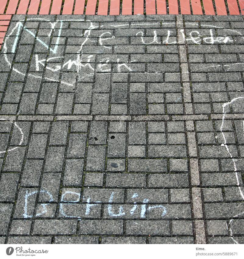 emotionale Intelligenz Straßenmalerei Botschaft Grafitti Pflastersteine Malkreide Text Buchstaben Schrift Berlin Krieg nie wieder Mitteilung Kommunikation
