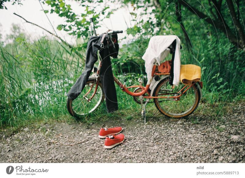 Badetag klappi Klapprad Kleidung schwimmen gehen Fahrrad Farbfoto Außenaufnahme Schwimmen & Baden ufer Sommer baden Erholung entkleiden Erfrischung