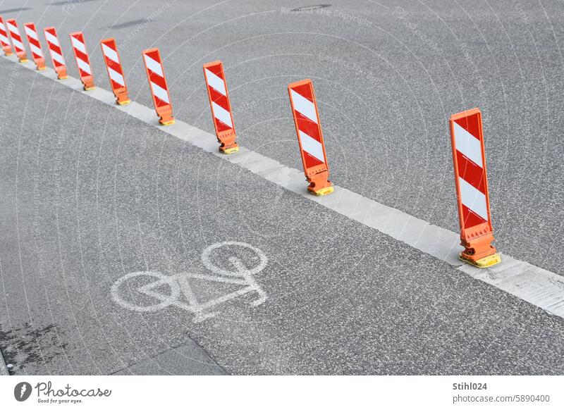 rot-weiße Warnbaken neben Fahrradspur gestreift Außenaufnahme Streifen Strukturen & Formen Menschenleer Piktogramm Radfahren FAhrradspur Radfahren mit Helm