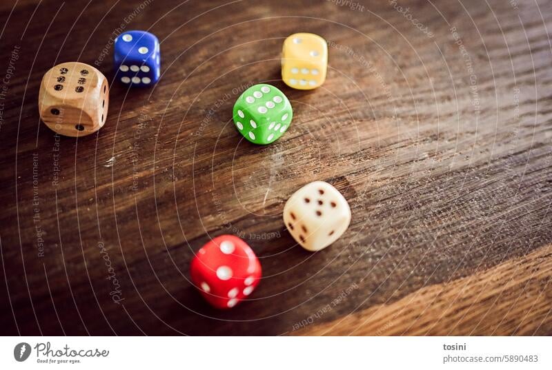 Bunte Würfel werden auf einem Holzbrett ausgebreitet farbenfroh zählen Freizeit & Hobby würfeln Ziffern & Zahlen werfen Spielen Glücksspiel Kniffel Kindheit