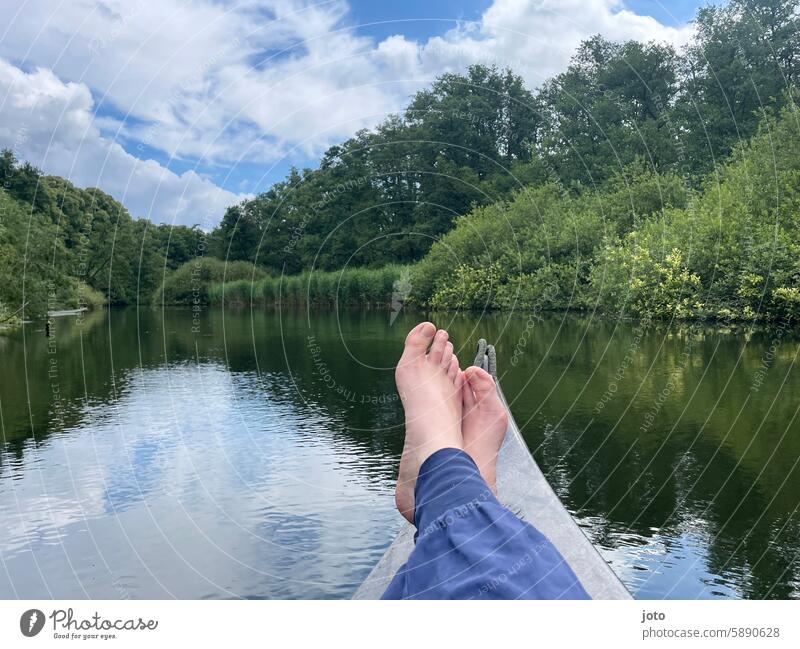 Barfuß Füße überschlagen auf Kanu mit Fluss im Hintergrund natur kanu füße Erholung Urlaub Freizeit & Hobby entspannung Natur Abenteuer Kanutour