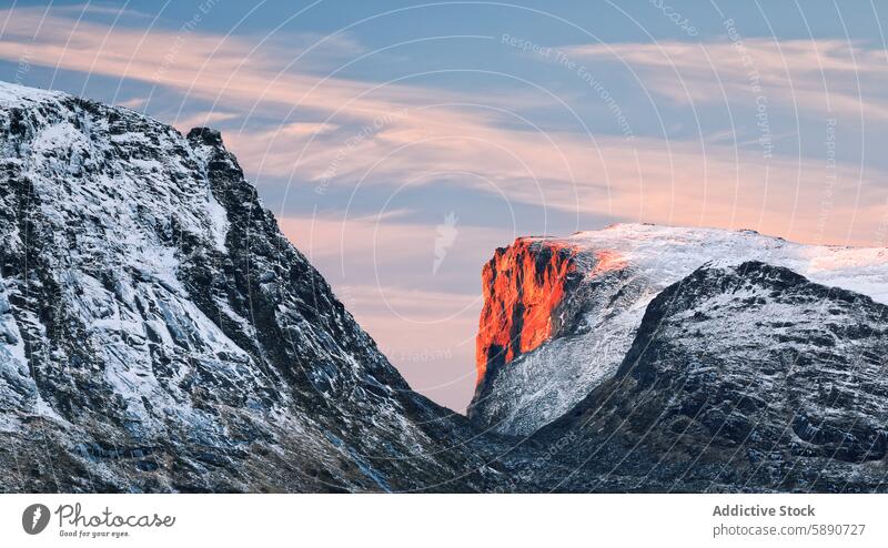 Sonnenbeschienener Gipfel im Winter auf den Lofoten, Norwegen Berge u. Gebirge Sonnenuntergang Schnee lofoten rot glühen Landschaft Natur malerisch im Freien