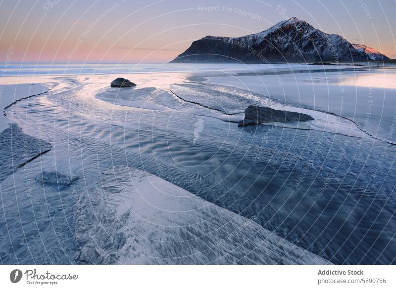 Winterdämmerung über der gefrorenen Küste der Lofoten lofoten Norwegen Dämmerung Uferlinie eisig Pastell Himmel Berge u. Gebirge Hintergrund Landschaft Natur