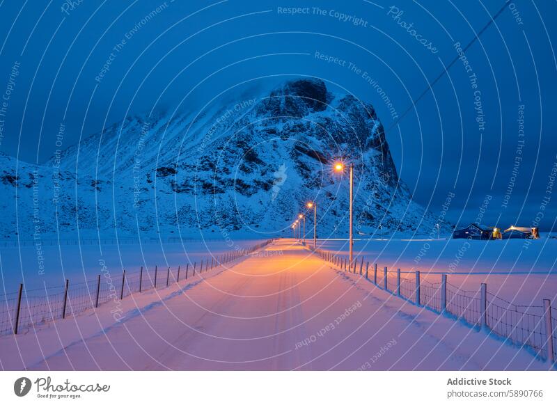 Winterliche Straße zu einem Berg auf den Lofoten in der Abenddämmerung lofoten Norwegen Schnee Berge u. Gebirge Blaue Stunde Gelassenheit Landschaft