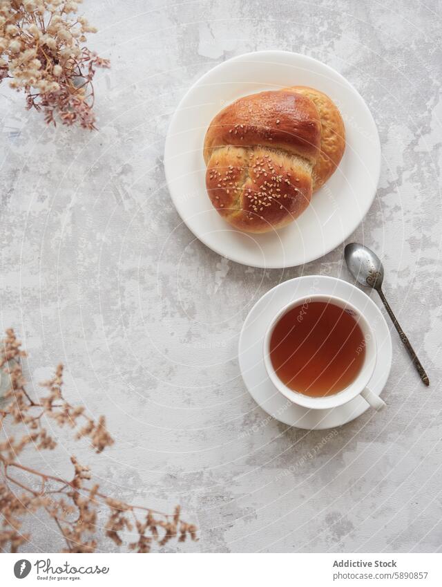 Herbstliche Teestunde mit Sesambrot und heißem Tee Tasse Brot gebacken Textur Oberfläche getrocknet Blume gemütlich Komfort Getränk Frühstück Draufsicht Snack