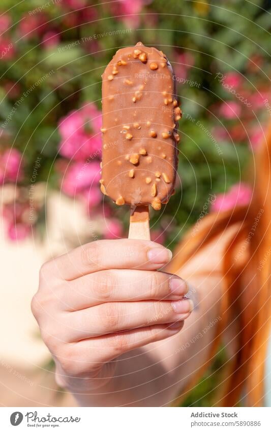 Eis mit Schokolade und Mandeln an einem sonnigen Tag genießen Sommer Lifestyle Speiseeis Nut Hand Dessert Leckerbissen Snack kalt süß Ablass Freude Frische