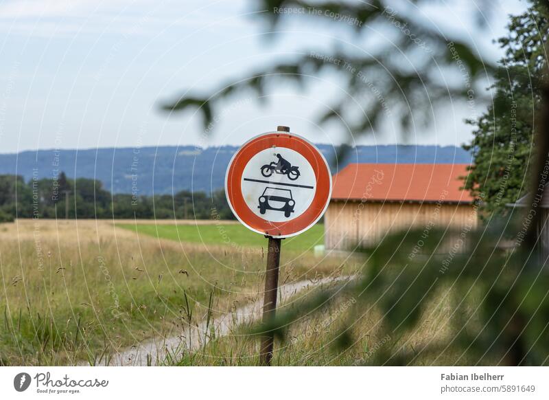 Verkehrsschild kennzeichnet Durchfahrtsverbot an Feldweg Durchfahrt verboten Verbotsschild Verkehrszeichen Bayern Deutschland