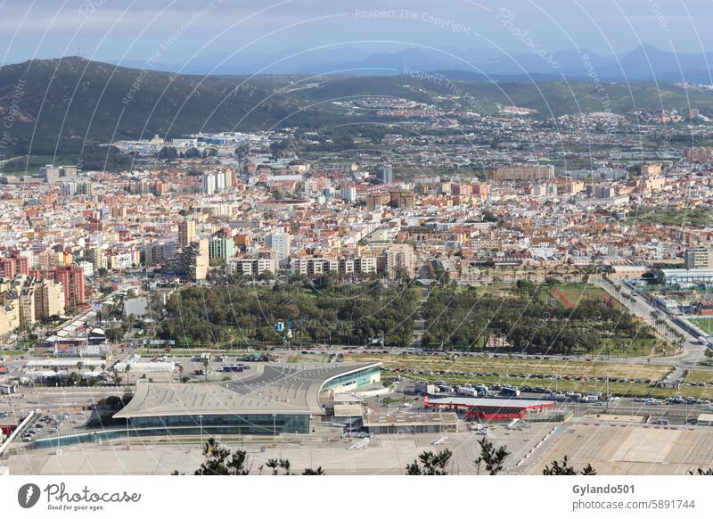 Blick über Gibraltar-Stadt mit Flughafen gibraltar flughafen stadt Ferien & Urlaub & Reisen Tourismus Gebäude von oben Landschaft Außenaufnahme Tag Farbfoto