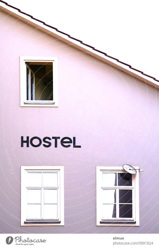 Teil eines Gebäudes mit Fenstern und Schriftzug HOSTEL Hostel preisgünstig übernachten preisbewusstes Übernachten Hotelzimmer Ferien & Urlaub & Reisen Blog