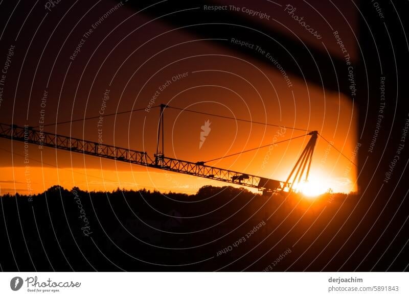 Sonnenuntergang und Feierabend am Werksgelände. Abend Licht Landschaft Abenddämmerung Menschenleer Außenaufnahme Farbfoto Sonnenlicht Schönes Wetter orange