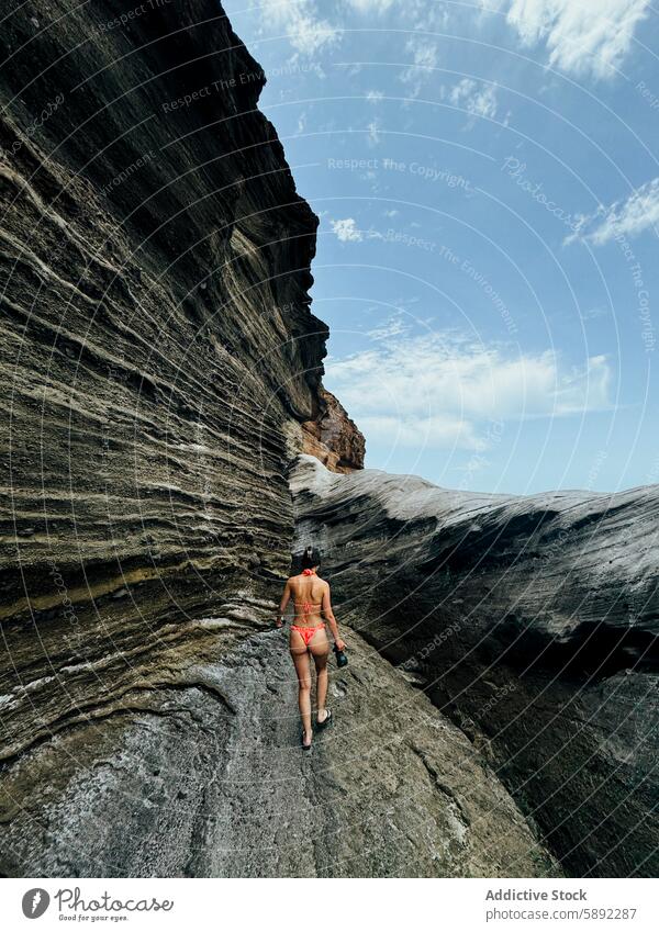 Frau erkundet im Sommer malerische Felsformationen an der Küste Bikini Felsen Formation Abenteuer Erkundung Landschaft im Freien reisen Urlaub Feiertag Natur