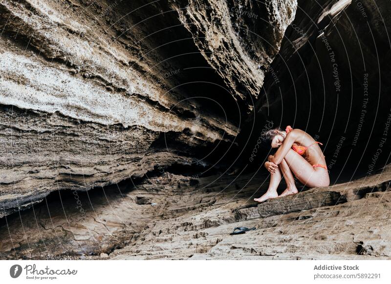 Junge Frau entspannt sich in einer abgelegenen Felsenhöhle Höhle Einsamkeit Frieden Sommer Feiertag Isolation Natur Bikini Erholung Ruhe jung Textur natürlich