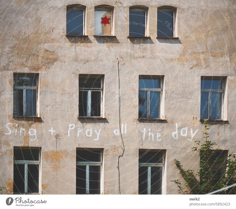 Sing Sing Hauswand Fenster schäbig heruntergekommen Altbau leerstehend verlassen menschenleer unbewohnt Fensterfront Mehrfamilienhaus Totale Schriftzug