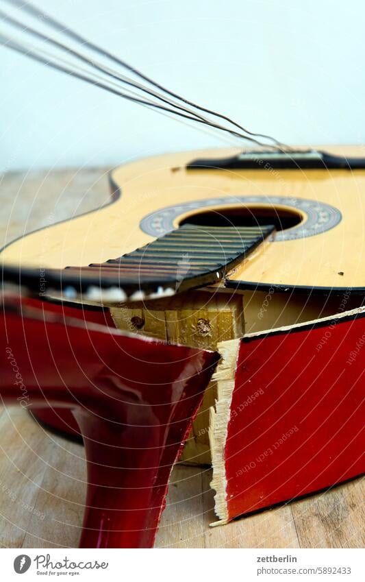 Kaputte Gitarre defekt gitarre hausmusik instrument kaputt musikinstrument reparatur saite saiteninstrument schaden unfall versicherung volksmusik zerstört