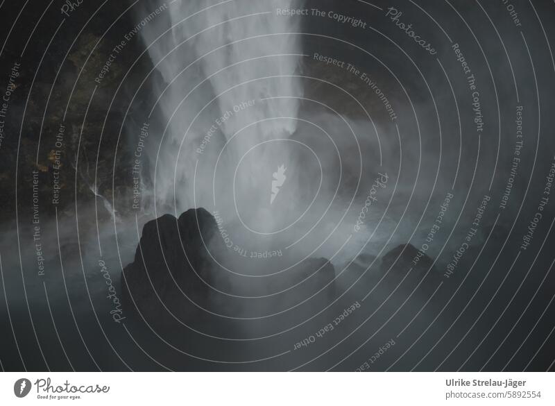 Island | Wasserfall | geheimnisvolle Tiefen schwarz weiss dunkel fallen tief Gischt Felsen wild ursprünglich Fluss Naturgewalt Schlucht Kraft Urelemente fließen