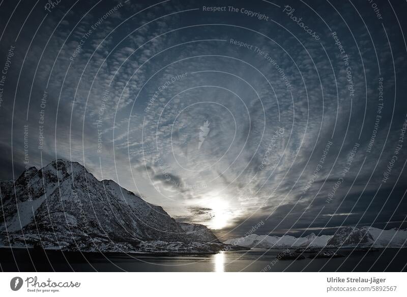 Norwegen | Sonnenuntergang am Fjord Abend Abendstimmung Berge und Wasser Berge u. Gebirge schneebedeckt dramatische Wolken Wolkenmuster Himmel Skandinavien