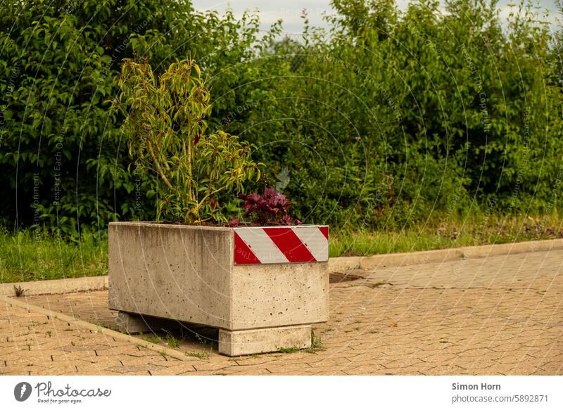 Blumenkasten aus Beton mit einer rot-weißen, reflektierenden Warnfläche Absperrung schwer Warnhinweis Begrenzung Schilder & Markierungen Vorsicht Hinweis