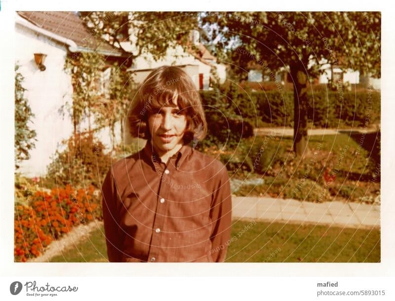 Yesterday Teenager Jugendlicher 70er Jahre Pilzkopf Beatles Farbfoto Außenaufnahme Mensch Junge Farbphoto Retro-Farben Haus Garten Haare Frisur schüchtern braun