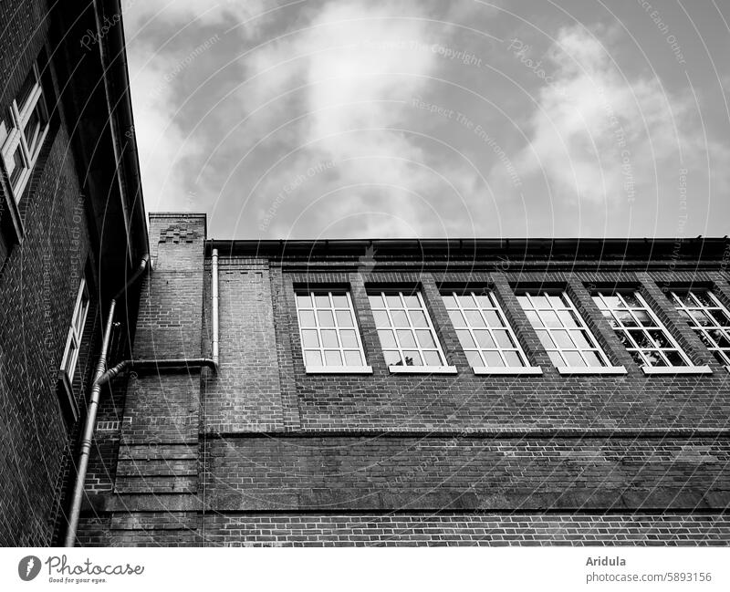 U-Bahnhof Volksdorf Gebäude Architektur Fenster Haus U-Bahnstation Öffentlicher Personennahverkehr Hamburg Froschperspektive s/w Himmel Wolken Fassade Stadt