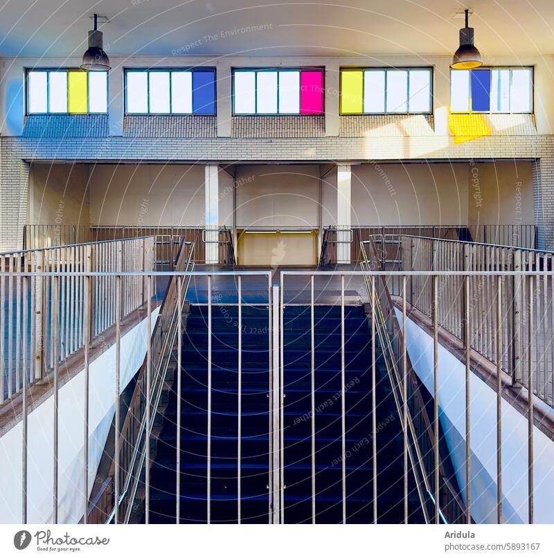 U-Bahn Station Feldstrasse Hamburg Fenster Licht bunt Glas Architektur Gebäude Treppe Sonnenlicht blau gelb rot Teppengeländer Treppengeländer Geländer
