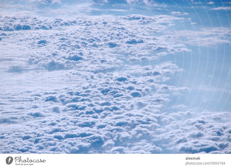 Schöner Blick aus dem Fenster des Flugzeugs über weiße Wolken Himmel Cloud Himmel (Jenseits) Abgrund himmlisch Wolkenlandschaft Wetter Landschaft Air Wind