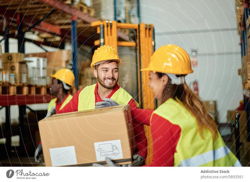 Positive Lagerarbeiter tragen schwere Kisten Lagerhalle logistisch Arbeiter Hilfsbereitschaft Zusammensein Kasten Kollo verteilen heiter Spedition Versand