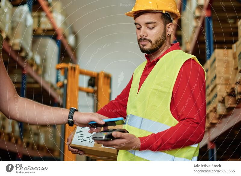 Lagerarbeiter scannt Barcode mit Smartphone Lagerhalle Scan Arbeiter logistisch verteilen benutzend Kasten Versand Kunde Kollo Mann Spedition Job männlich Gerät