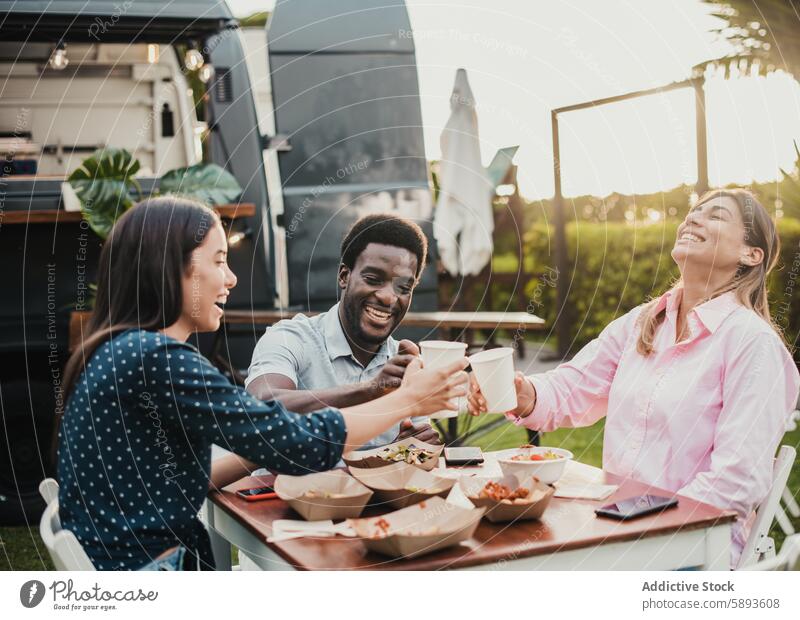 Glückliche Menschen essen und jubeln im Food Truck Restaurant - Fokus auf afrikanisches Gesicht Afrikanisch weg Bar Getränk schwarz Küchenchef Großstadt Klient