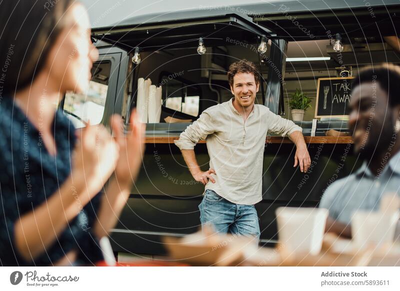 Multirassische Freunde haben Spaß beim Essen im Food Truck im Freien - Fokus auf das Gesicht des Mannes in der Mitte Afrikanisch weg Bar Getränk schwarz Kantine