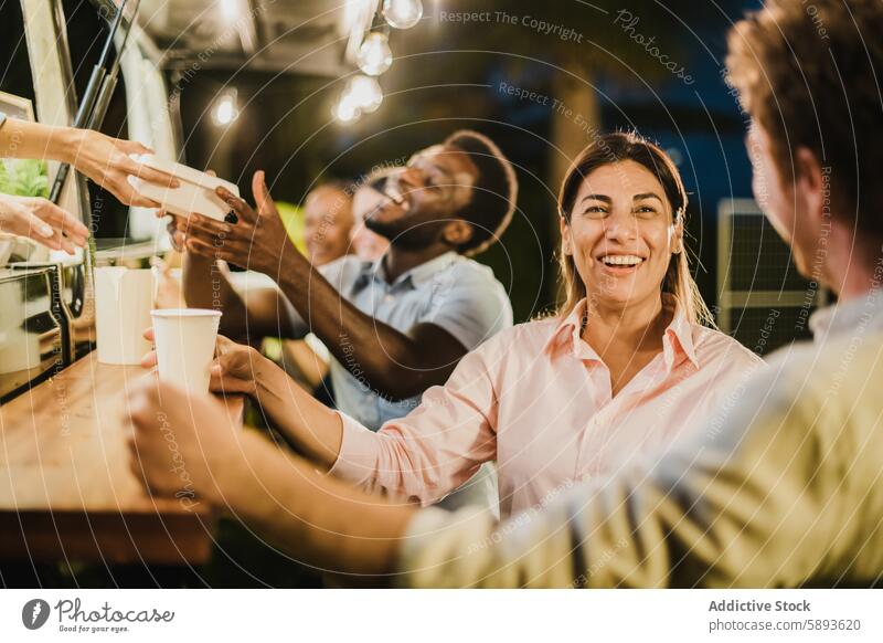 Hispanische Frau spricht mit einem Freund vor einem Imbisswagen sprechen Lebensmittel Lastwagen Abend Lächeln Glück Imbissbude trinken ruhen Mann reden Freude