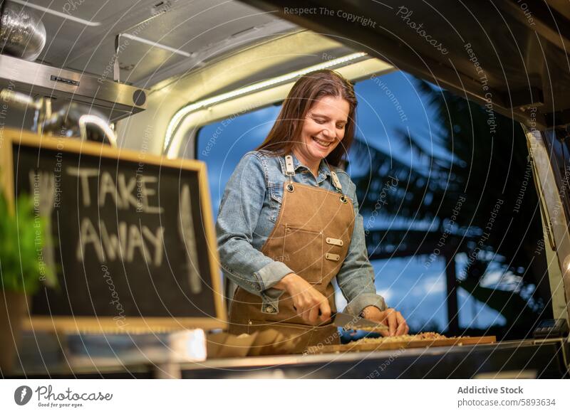 Glückliche Frau mit Tafel im Lieferwagen Lastwagen Arbeit Verkäufer Dienst Verkehr Zusammensein Besitzer Job PKW Straßenessen Café Beruf professionell Arbeiter