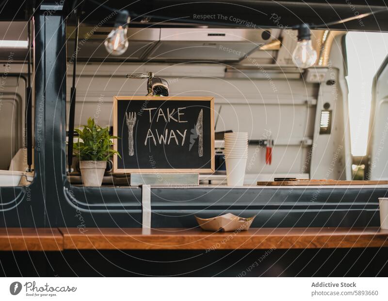 Food Truck Burger Van im Freien im Stadtpark - Hauptaugenmerk auf Kreidetafel zum Mitnehmen Australien weg Bar Getränk Business Tafel Großstadt Gewerbe