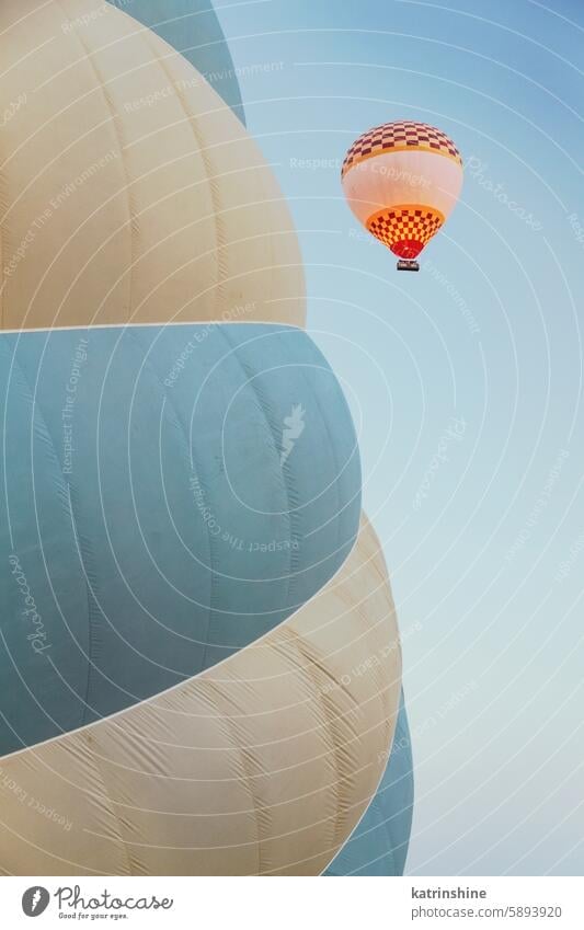 Schöne Morgenszene mit Heißluftballons fliegen in klaren blauen Himmel bei Sonnenaufgang, Türkei Truthahn Liebestal Cappadocia Ballone Flug reisen Tourismus