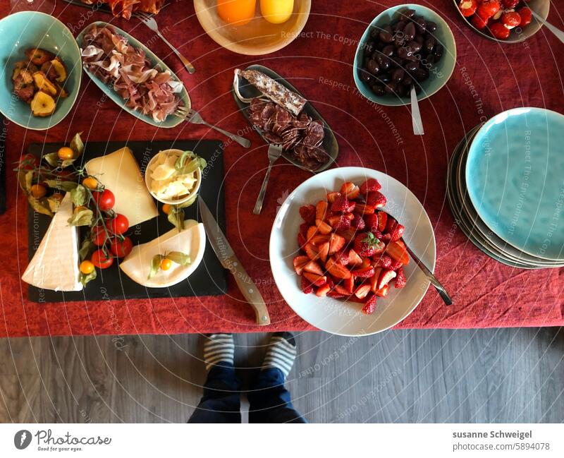 Antipasti auf dem Tisch Vorspeisen Feste & Feiern Bunt Käse Lebensmittel Tomaten