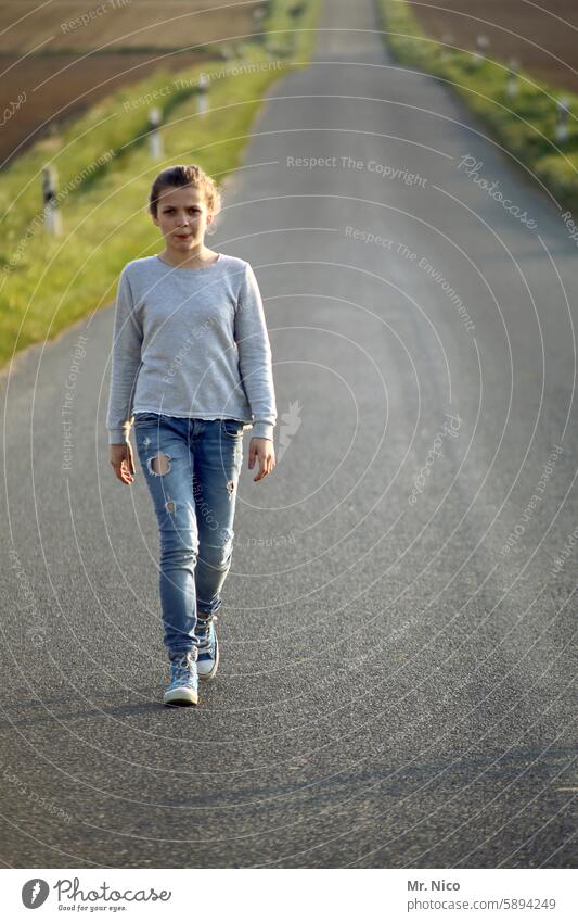 flott unterwegs Wege & Pfade Asphalt gehen Straße Straßenrand natürlich Schrittgeschwindigkeit zielstrebig geradeaus marschieren Spaziergang Einsamkeit Bewegung