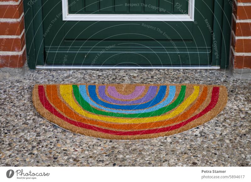 Regenbogen vor der Tür regenbogenfarben mehrfarbig Farbe bunt grün gelb blau rot lila Fußmatte farbenfroh Menschenleer Farbfoto orange Eingang Eingangstür