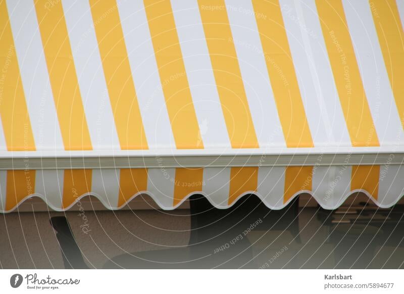 Lemon Ice Jalousie Jalousien Markise Fassade Schatten Licht Fenster Haus Gebäude Kontrast Strukturen & Formen Linie Menschenleer Muster Wand Farbfoto abstrakt