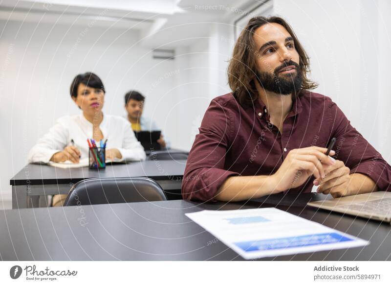 English Academy Thema Teamarbeit im modernen Klassenzimmer Englisch Akademie Schüler Teamwork Klassenraum Lernen Umwelt Teilnehmer vielfältig Fokus engagieren