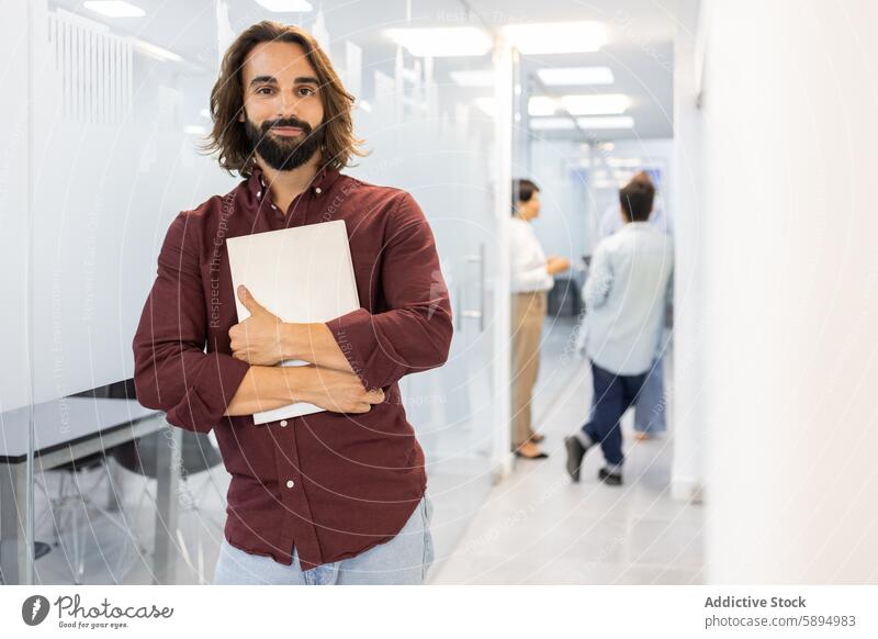 Zusammenarbeit im Team der englischen Akademie in einem modernen Büro männlich Lehrer Kollegen Besprechung lässig Technik & Technologie Laptop Bildung