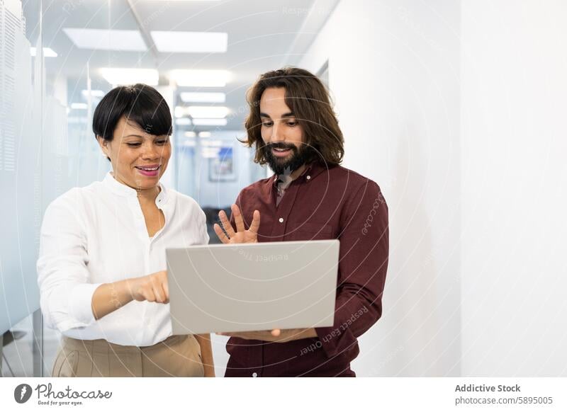 Gemeinsames Arbeiten in einer Bildungseinrichtung Teamwork professionell Tablette männlich Frau Besprechung modern Umwelt Büro Technik & Technologie