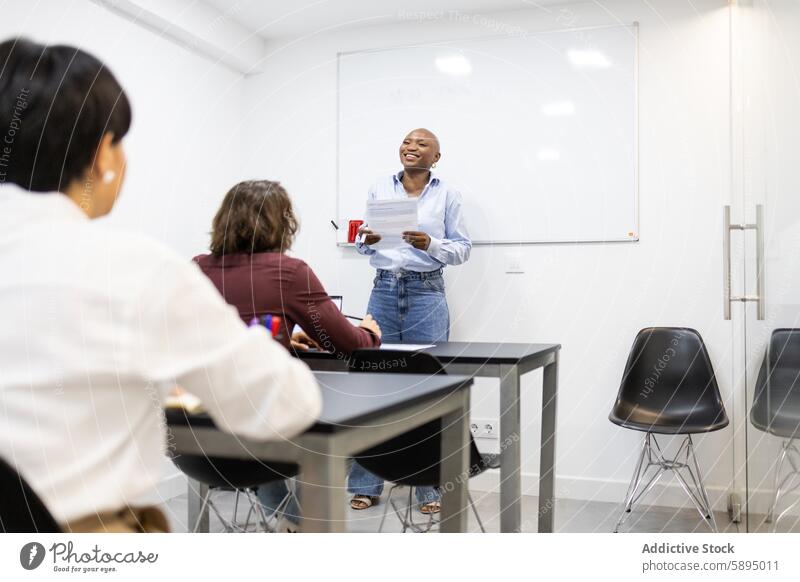 Eine afroamerikanische Frau leitet eine Diskussion in einem Klassenzimmer Klassenraum Afroamerikaner Führer Besprechung Schüler Erwachsener Bildung Lernen