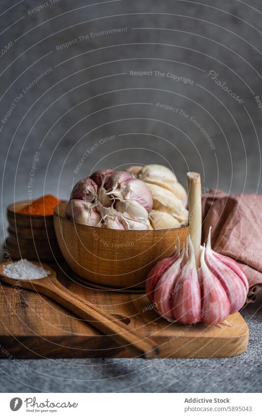 Frischer Knoblauch und Gewürze auf einem rustikalen Holztisch Bestandteil Essen zubereiten Küche hölzern Schalen & Schüsseln Löffel Salz Textur Hintergrund