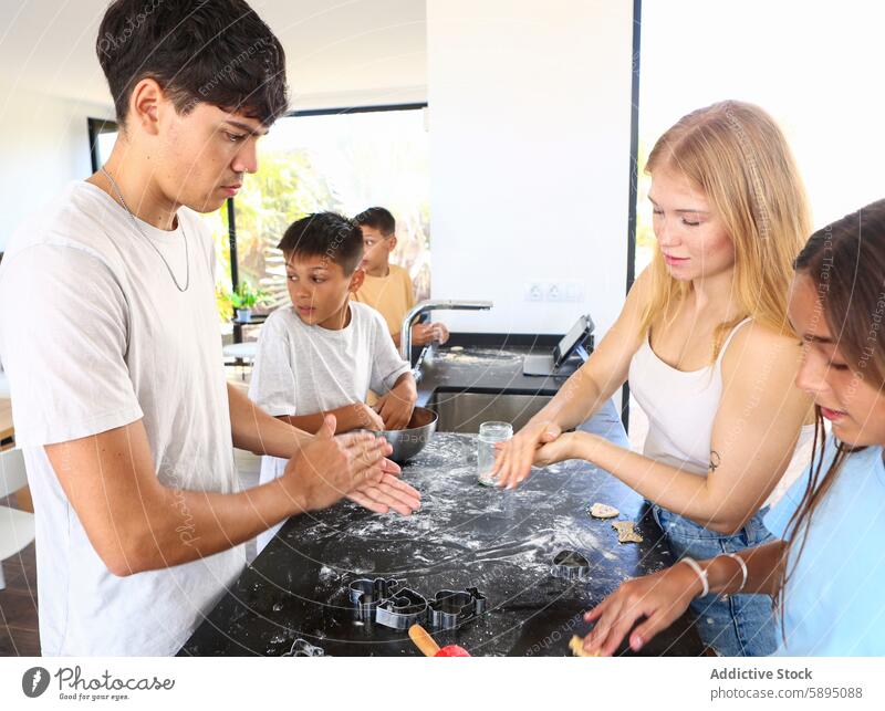 Drillinge beim Plätzchenbacken zu Hause Triplett Keks Küche Familie Bonden Teamwork Teigwaren Spaß modern Essen zubereiten Geschwisterkind heimwärts