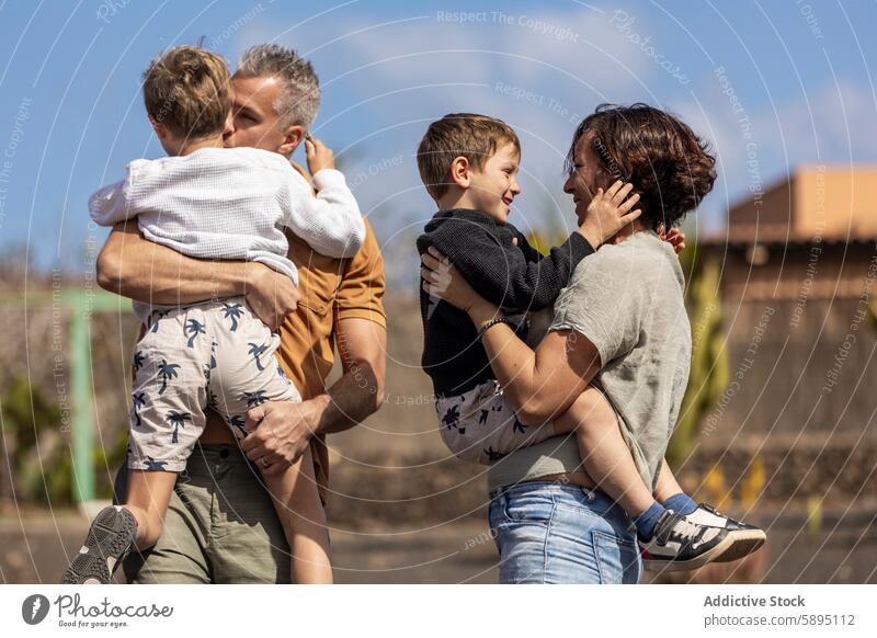 Familie genießt eine warme Umarmung im Freien im Herbst Freude Umarmen Vater Mutter Eltern Kind Liebe Zuneigung Bonden Interaktion Lächeln heiter Partnerschaft