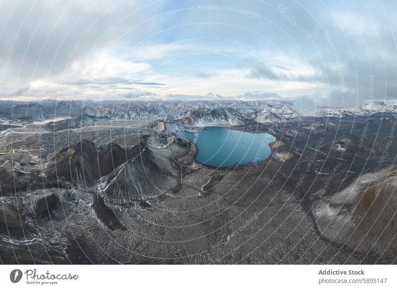 Luftaufnahme eines abgelegenen Hochlandsees in Island See Drohnenansicht Landschaft Gelassenheit blau robust Gelände wolkig Himmel Berge u. Gebirge Wasser Natur