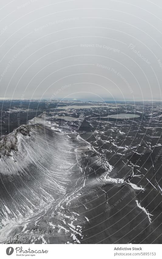 Luftaufnahme der schneebedeckten Berge und Seen im isländischen Hochland Island Berge u. Gebirge Schnee Drohnenansicht Winter kalt Landschaft Natur Wildnis