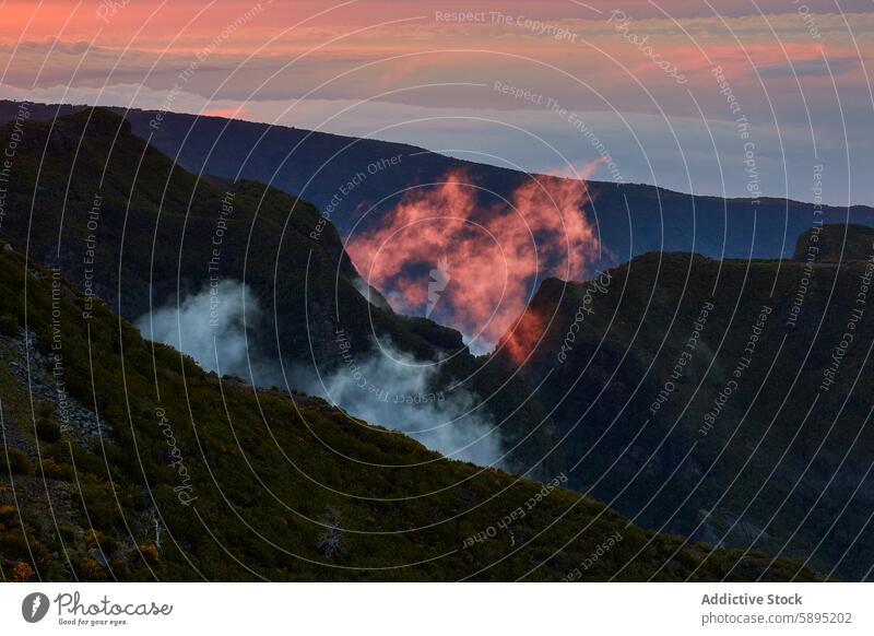 Spektakuläre Wolken bei Sonnenuntergang über den zerklüfteten Bergen Madeiras Portugal Cloud Nebel Berge u. Gebirge steil Landschaft Natur im Freien reisen